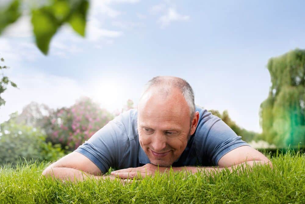 mężczyzna leżący na trawie